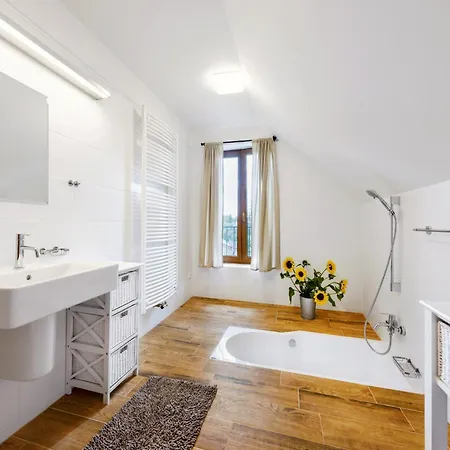 Villa In Varva Ov With Garden Retreat * Varvažov